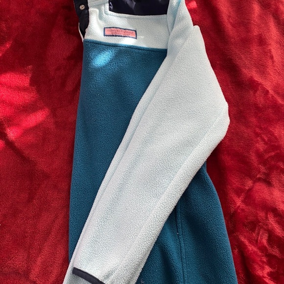 Blue color-blocked Vineyard Vines pull over - Picture 4 of 4